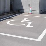 駐車場の車いすマーク区画、利用できる人は？　要配慮者は基本使用可　自治体の方針により差異も