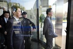 越えた一線、引けぬ首相