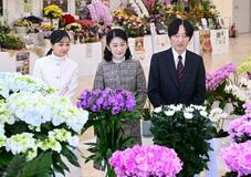 秋篠宮夫妻、花の展覧会に
