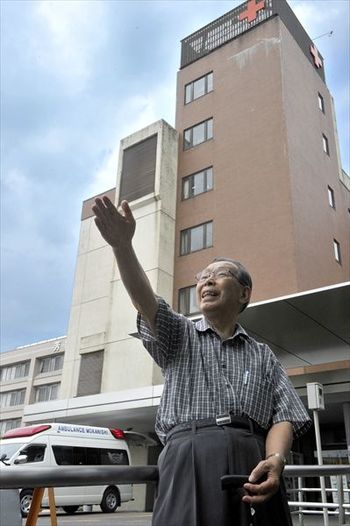 芳賀病院に焼夷弾が落とされた１９４５年７月１２日の様子を語る渡辺力栄さん＝真岡市台町、芳賀赤十字病院