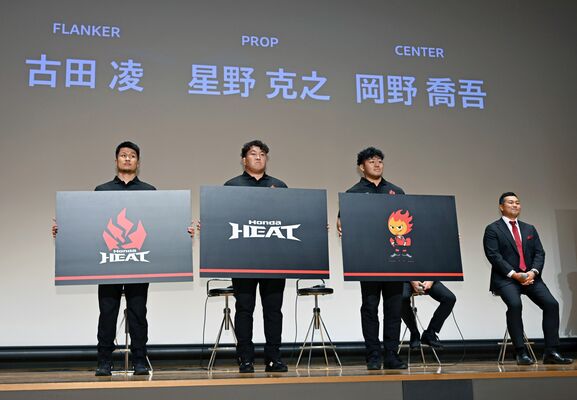 新名称が「栃木ホンダヒート」と発表され、ロゴやマスコットを持って登場したヒートの選手たち=18日午後1時20分、宇都宮市宮みらい