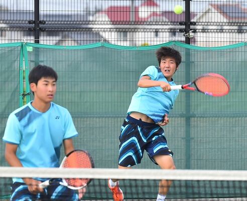 テニス男子ダブルス決勝　フォアハンドを決める足大付の星野（右）。手前は笹本＝真岡ハイトラ運動公園テニスコート