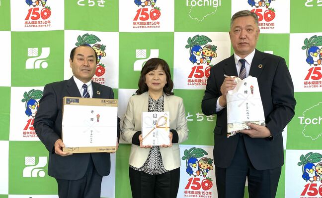 目録を手渡した矢吹室長（左）ら＝８日午前、県庁