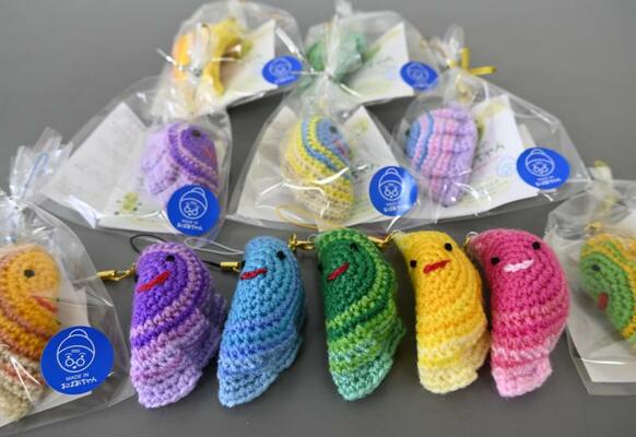 一つ一つ手作業で作られる「餃子ストラップ」