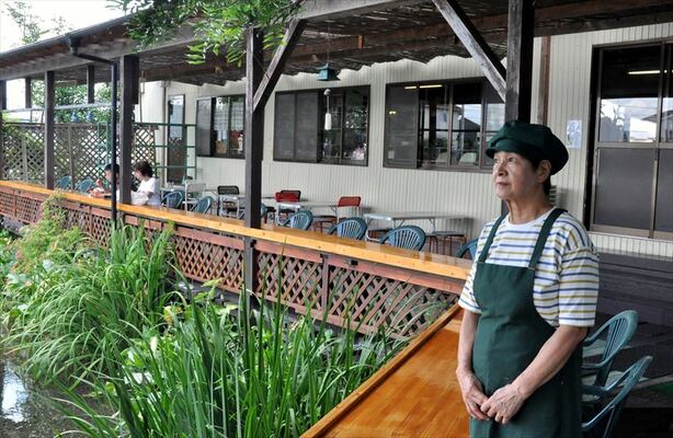 川沿いのカウンター席の魅力を語る店長の古橋さん