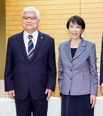 　ＴＳＭＣの魏哲家会長兼ＣＥＯ（左）と写真に納まる高市首相＝５日午前、首相官邸