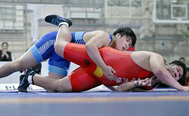 レスリング少年男子フリースタイル１２５キロ級決勝　足大付高の阿部が相手の攻撃を封じる＝滋賀県の栗東市民体育館、磯真奈美撮影