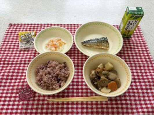 　福岡市の市立学校の一部で提供された給食＝１５日（福岡市教育委員会提供）