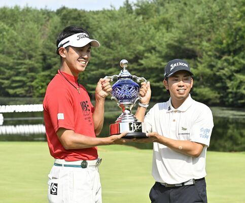 阿久津大会実行委員長（左）から優勝カップを受け取る生源寺＝西那須野ＣＣ