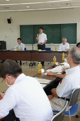 審議会であいさつする大関町長