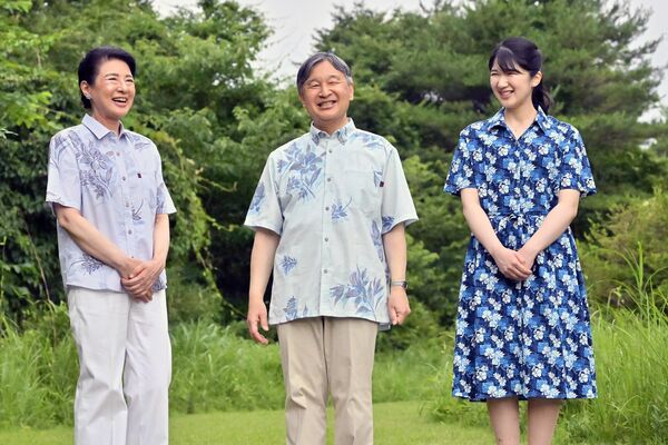 那須御用邸内の休憩所「嚶鳴亭」周辺を散策される天皇ご一家＝18日午後６時３０分、那須町内（代表撮影）