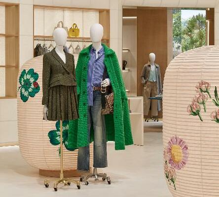 　ジョナサン・アンダーソンさんのコレクションと京ちょうちんを展示したフロア＝東京・代官山（（Ｃ）ＤＡＩＣＩ　ＡＮＯ）（提供写真）