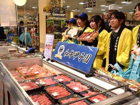 育てた和牛の肉をＰＲする栃木農業高の生徒
