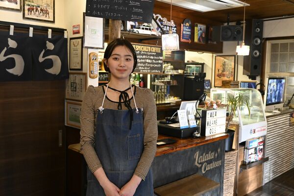 アメリカンな雰囲気の店内に立つ守谷さん