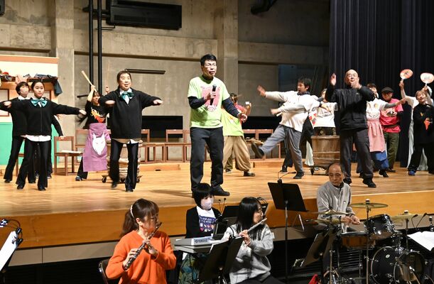 本番に向けて練習に励む劇団員たち＝１日午後、益子町民会館