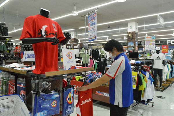 スポーツ用品店に陳列されたバスケットボール男子日本代表の関連グッズ＝４日午後、宇都宮市細谷町