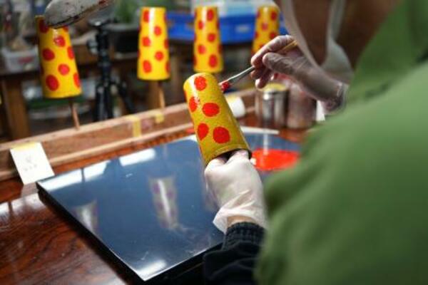 　津軽塗を作る受刑者＝２０２５年１０月、青森市の青森刑務所