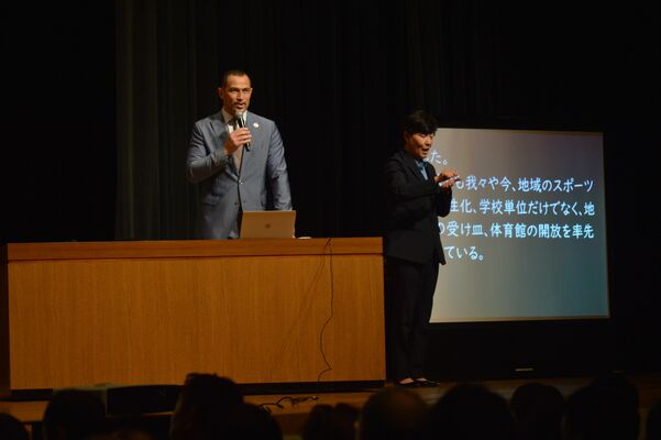 約１２００人の前で講演した室伏スポーツ庁長官