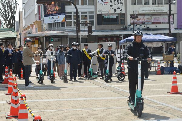 バンバ市民広場で電動キックボードを試乗する市民ら＝８日午前、宇都宮市馬場通り４丁目