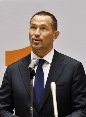 　記者会見するスポーツ庁の室伏広治長官＝２６日午後、文科省