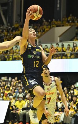 第１クオーター５分、ブレックスの高島がリングへアタック＝ブレックスアリーナ宇都宮、加藤竜矢撮影