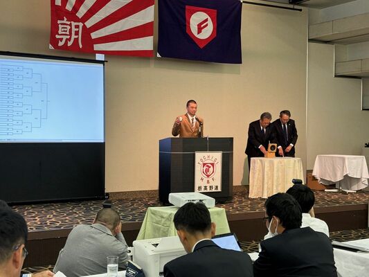 代表者が出席してくじを引いた抽選会