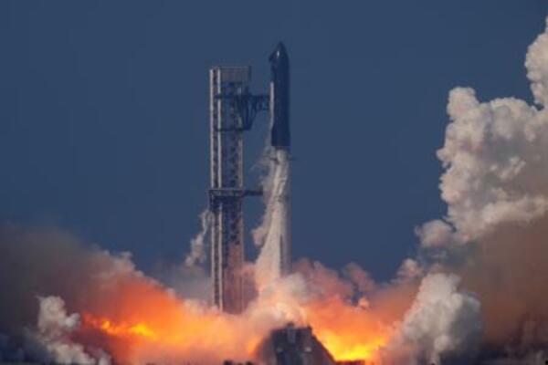　テキサス州の拠点施設から打ち上げられるスペースＸの大型宇宙船「スターシップ」＝２２日、スターベース（ＡＰ＝共同）