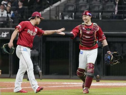 　６回のピンチを切り抜け、タッチを交わす楽天・柴田（左）と伊藤光＝エスコンフィールド