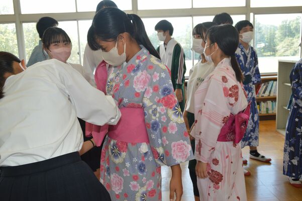 佐野松桜高生の指導で浴衣の着付けを体験する赤見中の生徒たち