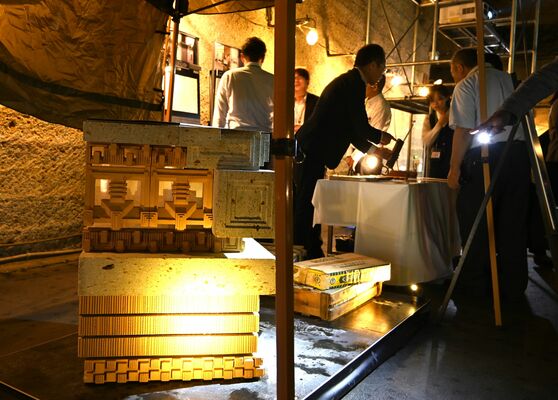 会場に展示された光の籠柱のレプリカ（左）＝13日午前、宇都宮市
