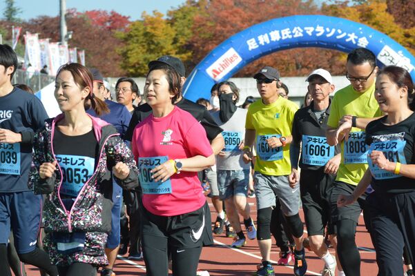 「足利尊氏公マラソン大会」で力走する出場者たち