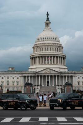 　米ワシントンの議会前に駐車された移民・税関捜査局（ＩＣＥ）の車両＝１３日（ゲッティ＝共同）
