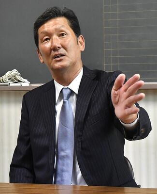 意気込みを語る栃木ＧＢ新監督の山下氏＝小山市
