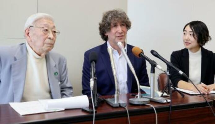 　広島市長との面会を終え、記者会見する米シカゴ大のダニエル・ホルツ教授（中央）＝１２日午後、市役所