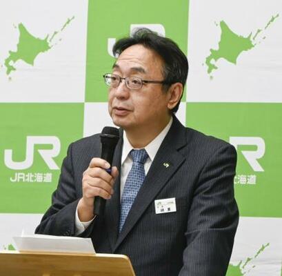 記者会見するJR北海道の綿貫泰之社長=19日午後、札幌市