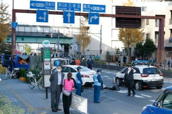 　東京都足立区の交通事故現場＝２４日午後２時２２分