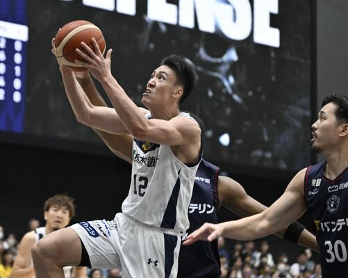 第２クオーター２分、アタックするブレックスの高島＝横浜市の横浜ＢＵＮＴＡＩ、湯田大士撮影