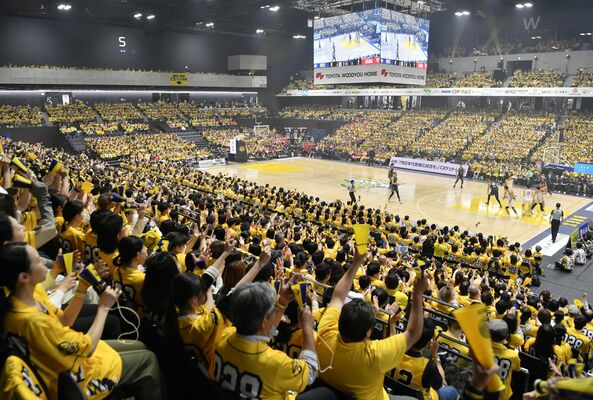 大勢のブレックスファンで観客席が黄色に染まるＢリーグチャンピオンシップ開幕戦＝10日午後７時30分、宇都宮市西川田４丁目