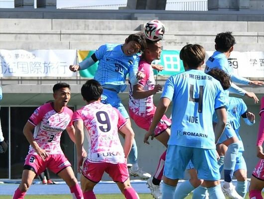 後半27分、空中戦で競り合う栃木シティのＤＦ内田（中央右）＝平和堂ＨＡＴＯスタジアム