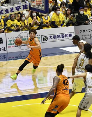 第２クオーター、ブレックスの比江島がドライブから得点＝ブレックスアリーナ宇都宮、鈴木久崇撮影