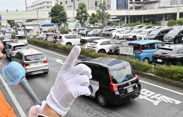 買い物客などで渋滞する駅前で政策を訴える候補者＝５日午前、宇都宮市内（画像は一部加工しています）