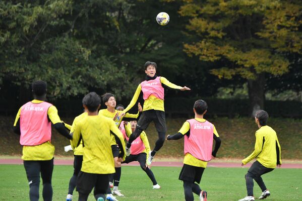 鹿児島戦に向け、練習に汗を流す栃木SCの選手たち=河内総合運動公園陸上競技場