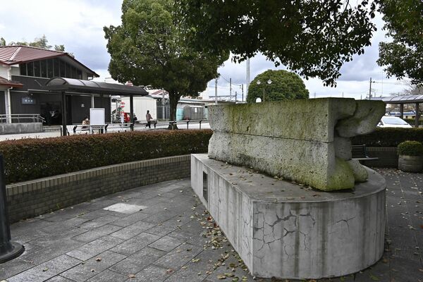 まちおこしのシンボルとしてJR鹿沼駅前に設置されているシウマイ像