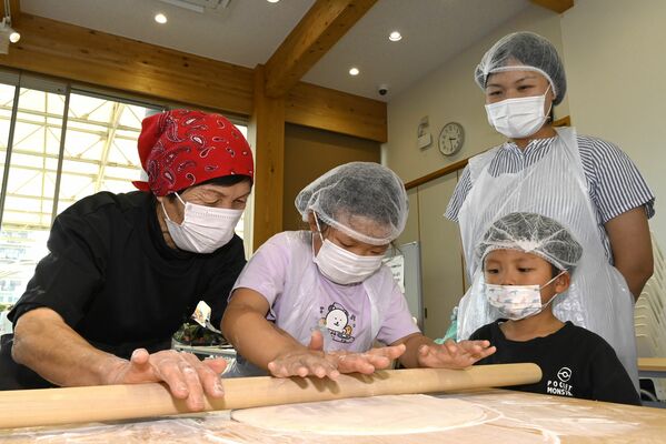 「素人名人」に教わりながら氏家うどんを作る子どもら