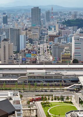 ＪＲ宇都宮駅から縦に伸びる大通り。ＬＲＴの西側延伸計画が徐々に姿を現しつつある＝24日午後、宇都宮市東宿郷２丁目、ドローンから