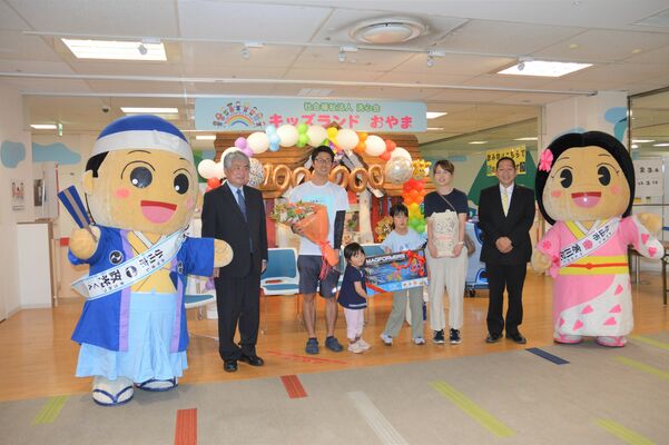 １００万人目となった岩崎さん一家（中央の４人）