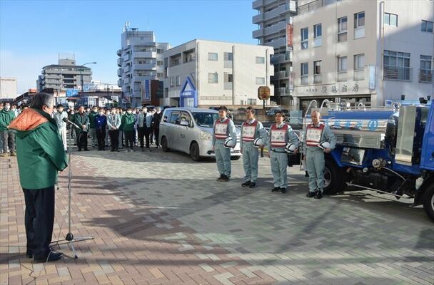 出発式で浅野市長（左）から激励を受ける派遣職員ら