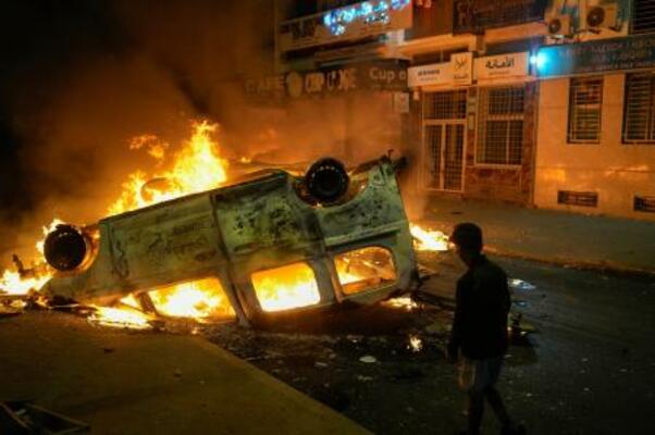 　反政府デモで燃やされた警察車両＝１日、モロッコ北部（ＡＰ＝共同）