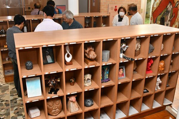 国内外の芸術家による作品が並ぶ「第１１回ゲタ箱展」