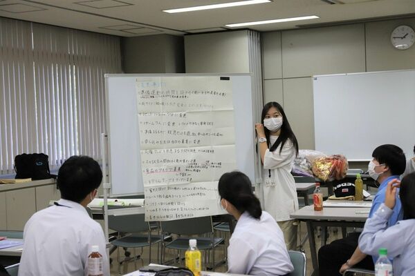 打ち合わせでプレゼンテーションをするメンバーら（鹿沼市提供）